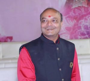 હજારો દિકરીઓ ના પાલક પિતા મહેશભાઈ સવાણી પોતાની પુત્રવધૂને પગે લાગીને જ ઘરની બહાર નીકળે છે, કારણ જાણીને વખાણ કરતા નહિ થાકો….